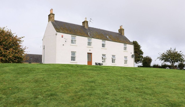 TODLAW FARM HOUSE, pet friendly, with a garden in Jedburgh