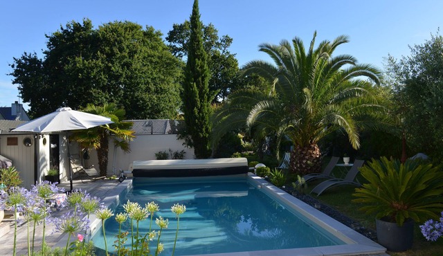 TOEN BIHAN, family home with swimming pool, close to beaches (100 m)