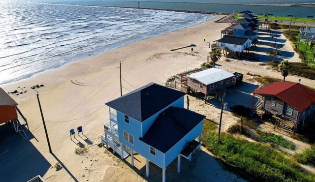 “Toes in the Water” beachfront house 4bed/3bath sleeps 12 on pedestrian beach