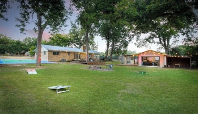 TOES UP! 6 blocks from Schlitterbahn. 5 min. from Gruene, 5 min. from DT NB.