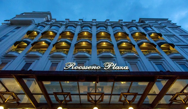 Toeti Roosseno Plaza