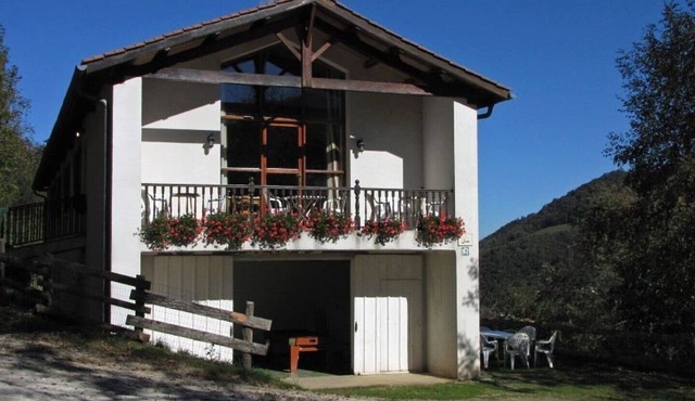 Toki-Ona and Navarlaz houses for 35 people