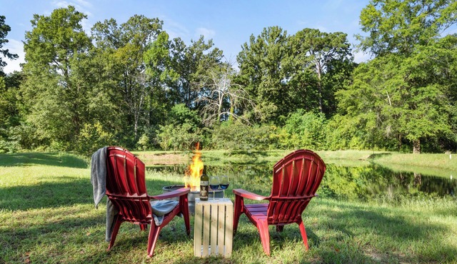 Toledo Bend Cottage Retreat – Private Pond Fishing – King Bed