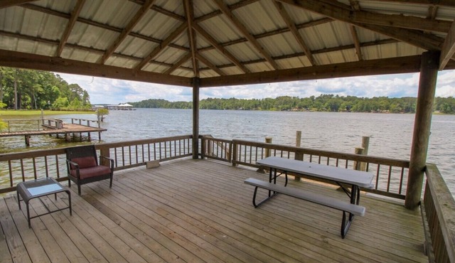 Toledo Bend Sleeps 9 3 Bedrooms 2 Baths Deck over lake