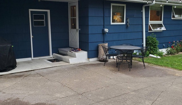 Toledo Blue House-Spacious 5 bedroom, 2 living rooms & large outside area.