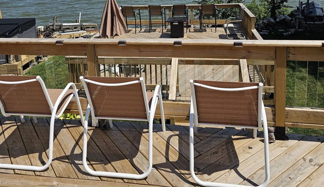 Toledo, lakeside home 3 bdrm sleep 7 on Lake Erie with 4 decksnto choose from.