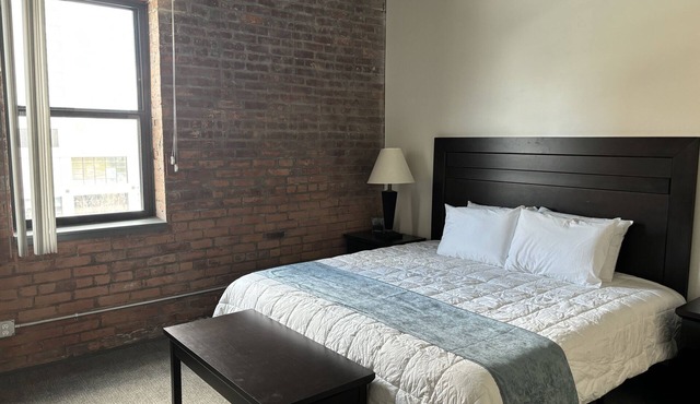 Toledo Tranquility: Luxe 2-Bed Retreat - Your Perfect Stay Awaits! ADA compliant