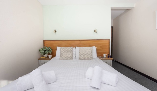 Tolgus King Room - 18 - a hotel room that sleeps 2 guests in 1 bedroom