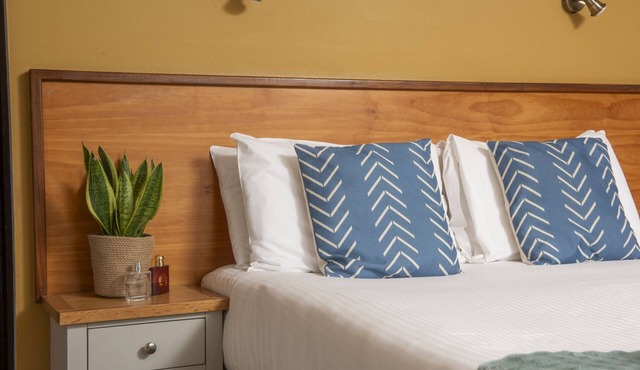 Tolgus King Room - 8 - a hotel room that sleeps 2 guests in 1 bedroom