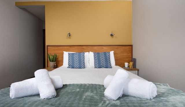 Tolgus King Room - hotel room sleeping 2 with free wifi and parking