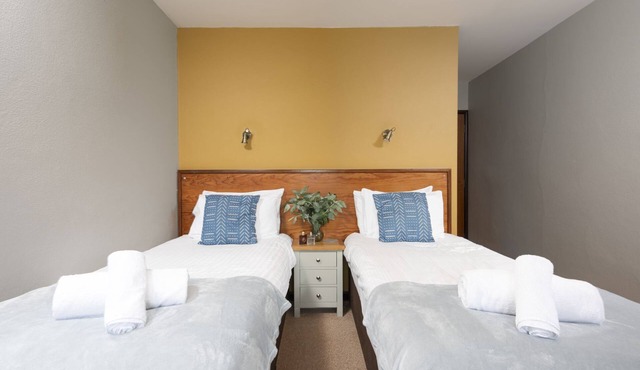 Tolgus Twin Room - 10 - a hotel room that sleeps 2 guests in 1 bedroom