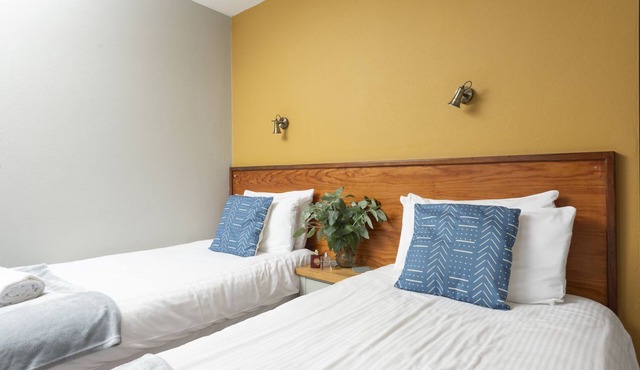 Tolgus Twin Room - 15 - a hotel room that sleeps 2 guests in 1 bedroom