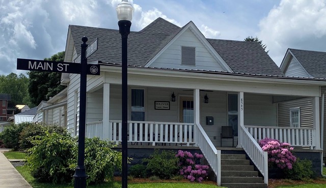 Toliver Guest House, Premier location on Main Street! Newly remodeled-spacious.