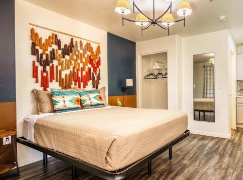 Tolleson Studio Stylish Retreat for 2 Guests