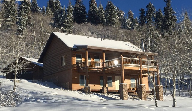 Tollgate Canyon Cabin Sleeps 10 near Park City