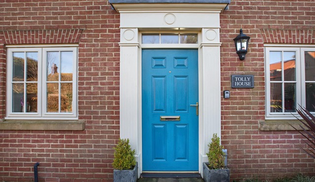 Tolly House sleeps 8 with private parking