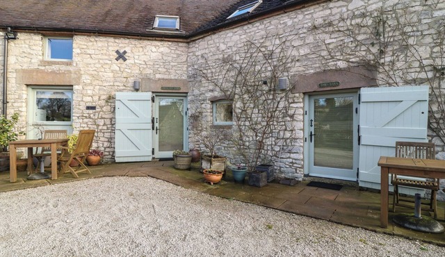 TOM'S BARN, pet friendly, character holiday cottage in Parwich