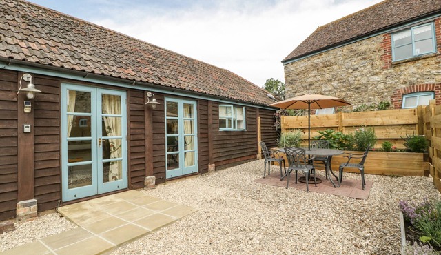 TOM'S BARN, pet friendly, with a garden in Yeovil, Somerset