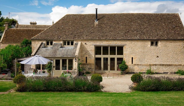 Tom's Barn - sleeps 10 guests in 5 bedrooms