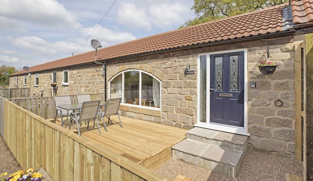 TOM'S CABIN, romantic, character holiday cottage in Knaresborough