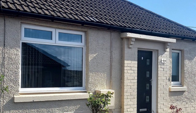 Tom's Place - a bungalow that sleeps 4 guests in 2 bedrooms