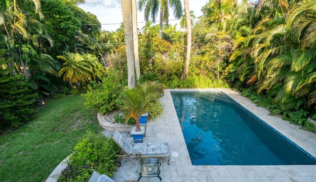Tom's Two Story w/ Heated Salt Water Pool 3 bed/3bath