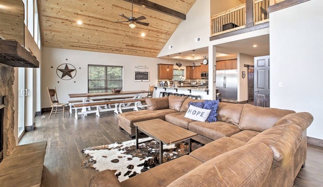 Tomahawk Lodge Wheelchair Friendly w/Bluff View Near Branson! Pickleball Court