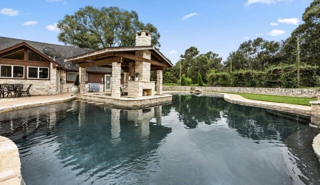 Tomball 3-Acre Event Venue - Pool, Pond, HotTub