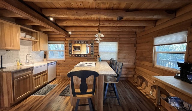 Tomos Landing-Walking Distance to the Marina with Private Slip!