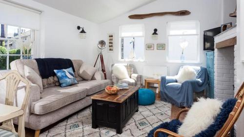 Toms Harbour Light cosy cottage