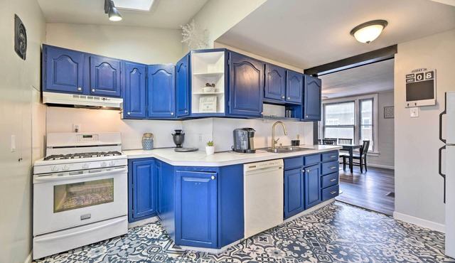 Tonawanda Apartment Steps to Niagara River!