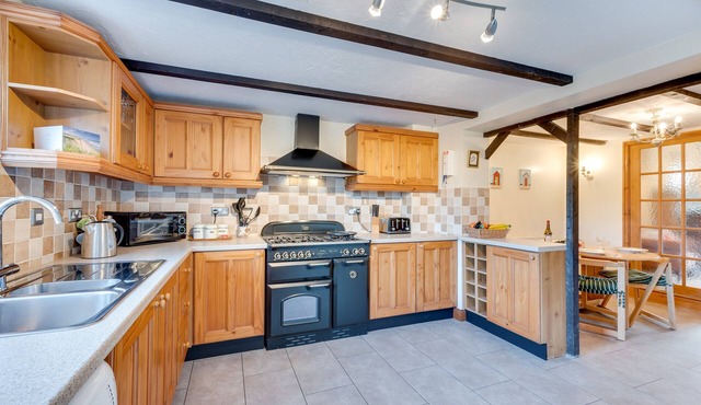 Tone's Cottage - Two Bedroom House, Sleeps 4