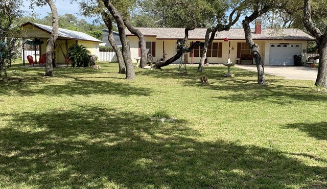 Tony's Coastal Cottage: Dog Friendly & Lrg. Privacy Fenced Backyard! Quiet area