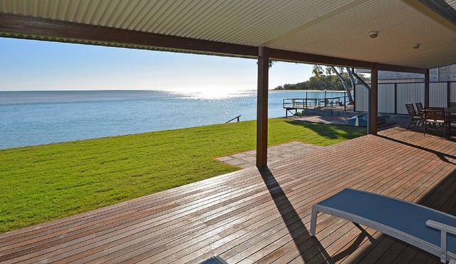 Toogoom Beach - Fish Tales Absolute Waterfront - Wi-Fi - 5 Bedrooms - Sleeps 14