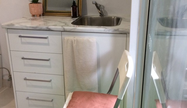 Toorak pristine central area pool, minutes to transport, shops, services.