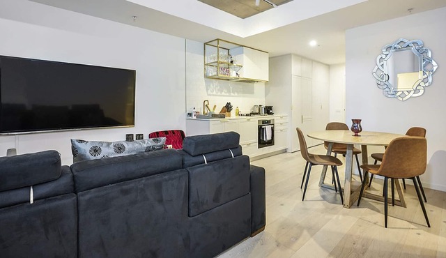 Toorak Road Apartment - Free Parking