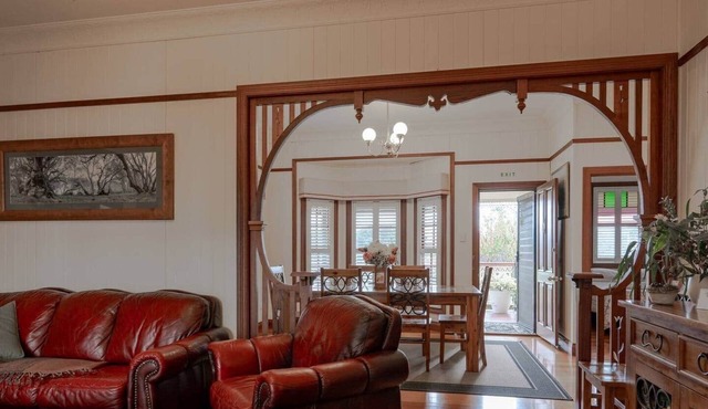 Toowoomba CBD, sleeps 8, opposite Queens Park