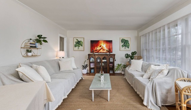 Top 5% Downtown Florence Retreat: 3 Large Rooms, Desk, Safe, Clean, Pet Friendly