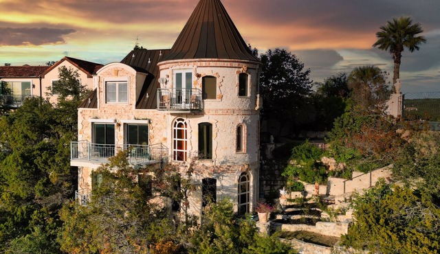 Top apartment #3 of the Castle ~ Sunsets & views high above Lake Travis!