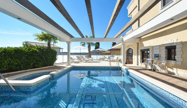 TOP apartment 5 persons, pool, great sea view, luxury, ideal location, 2 bedrooms