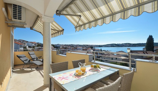 TOP apartment for 4 + 1 persons, pool, great sea view, ideal location