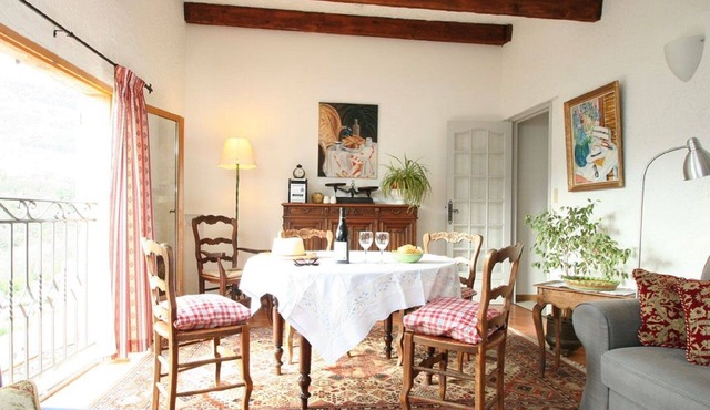 Top Apartment with air conditioning and * Large Heated Pool *