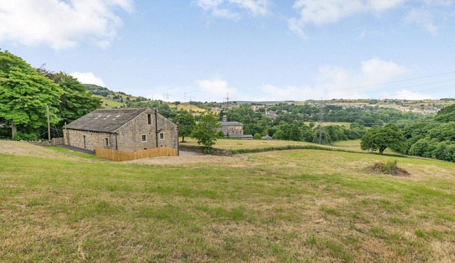 TOP BARN, with hot tub in Rishworth, Yorkshire