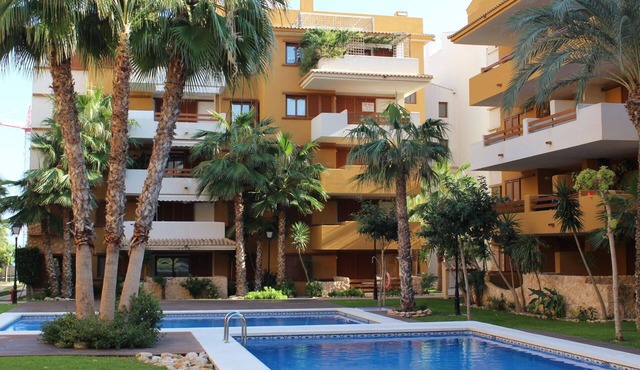 Top deal: Luxury by the sea: Spacious apartment (sleeps 4), sea view Torrevieja