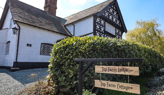 TOP FARM HOUSE, family friendly, character holiday cottage in Knockin