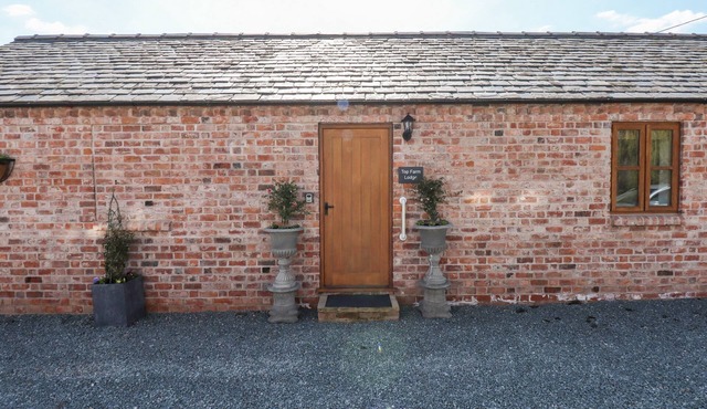 TOP FARM LODGE, pet friendly, character holiday cottage in Knockin