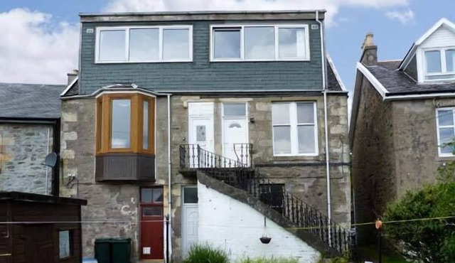 TOP FLAT, pet friendly, country holiday cottage in Tighnabruaich