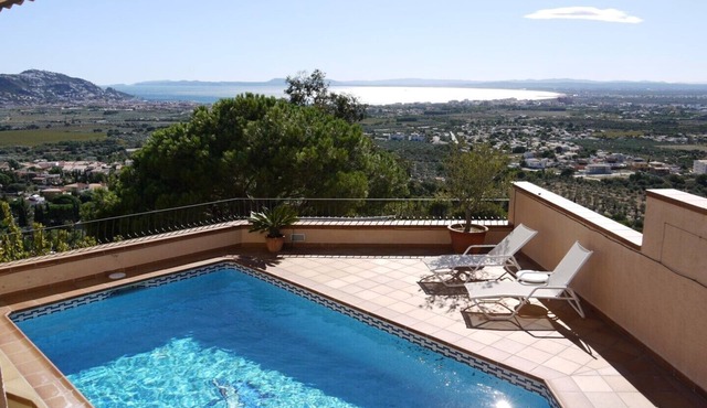 Top flat with every comfort for 1-2 persons, private pool, fibre optic internet