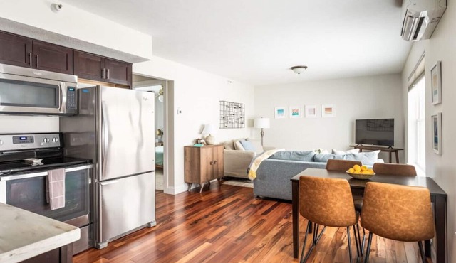 Top-Floor 1-Bedroom Condo in Downtown Traverse City – Walk to Beaches & Dining