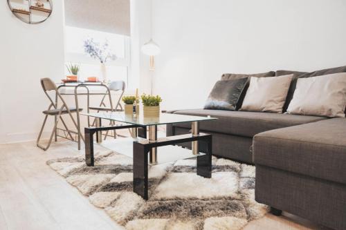 Top Floor 1BR Wishaw Flat with Parking